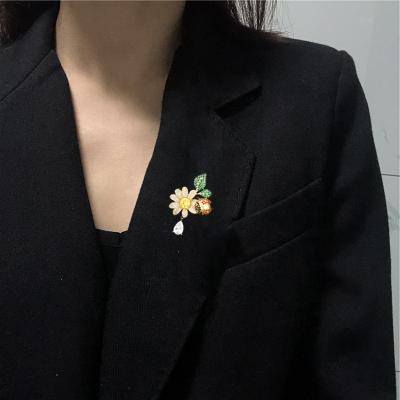 China Custom Fashion Trendy Inlaid Jewelry Jewelry With Zircon Animal Ladybug Daisy Jewelry Brooch Pin Accessories for sale