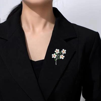 China Fashionable delicate simple lady flower plant metal jewelry jewelry stainless steel western accessories brooch for sale