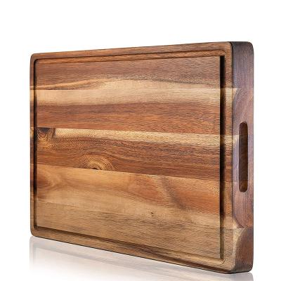 China Sustainable Raised Wooden Cutting Board Acacia Cheese Plater Food Tray Wooden Cutting Board With Handle for sale