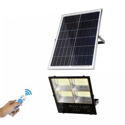 China Residential High Quality Rechargeable Display IP65 30w 60w 100w 200w 300w Battery Dimmable Smart Outdoor Remote Control Solar Flood Light for sale