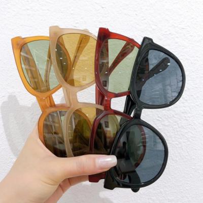 China Cheap Customizable Lightweight Fashion Sun Glasses Women's Large Frame Sun Glasses Cat Eye Lenses Wholesale for sale