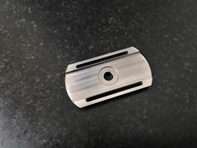 China Kohlenstoffstahl CNC-Prägeteil-Flachheit 0.08mm für das Rasiermesser, das Blatt-Klammer rasiert zu verkaufen