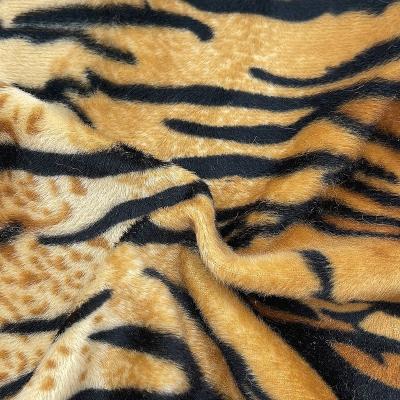 China Anti pill factory price 100%polyester animal skin with embossed 