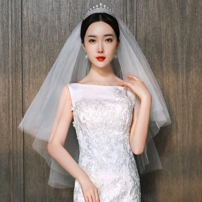 China Hot Selling Pearl Edge High Quality White Short Bride Veils Two Layer Wedding Veils for sale