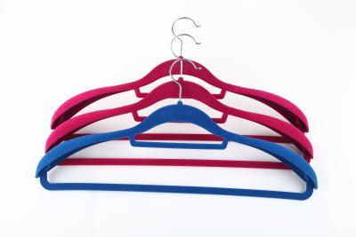 China De decoratieve Bijeengekomen Kleerhangers van het Kast Volledige Fluweel Hangers met Schouderopvulsel Te koop