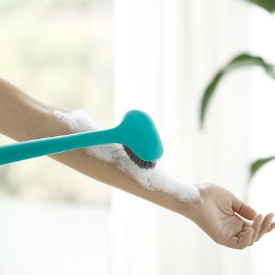 China Long Lasting Pinmoo Handle Wash Bath Body Brush Back Cleaning Shower Body Scrubber Playbrush for sale