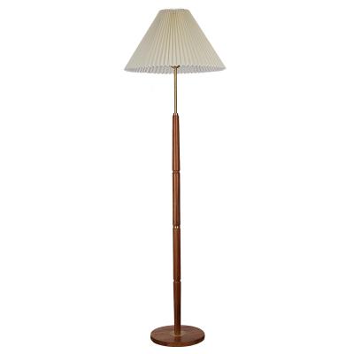 China Nordic Simple Bedroom Study European Walnut Led Floor Lamp Fabric Shade Living Room Lighting Floor Standing Retro Home Lights for sale