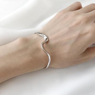 China S925 Sterling Silver Simple Twisted Open Fashion Mobius Bracelet Geometric Bangle Bracelet For Women Jewelry for sale