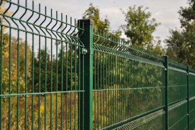 China 4-5mm diameter hot dipped galvanized wire material pvc coated welded wire mesh fence for sale