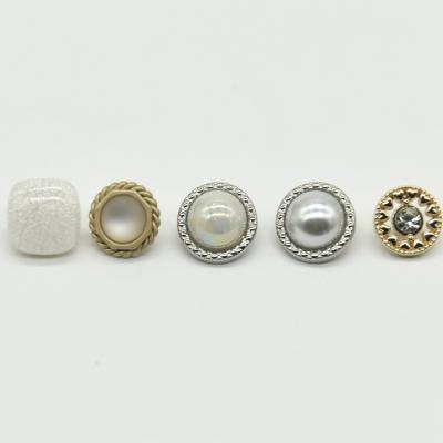 China New Fashionable Style Pearl Diamond Luxury Metal Plated Round Button For Dress for sale