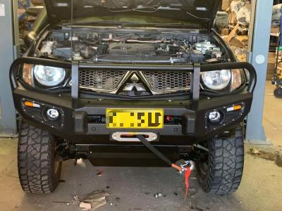 Chine Barre noire Front Steel 4x4 2006-2018 de Mitsubishi TRITON Taureau de treuil à vendre