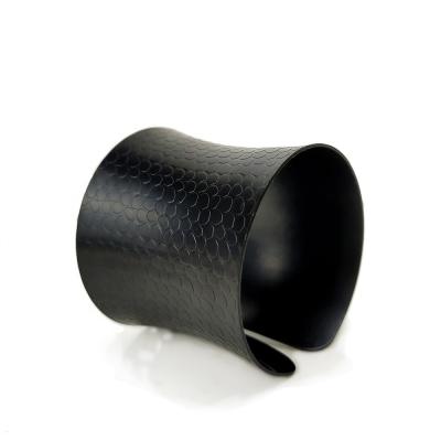 China Durable Matte Black Metal Roller Napkin Rings With Stain Pattern for sale