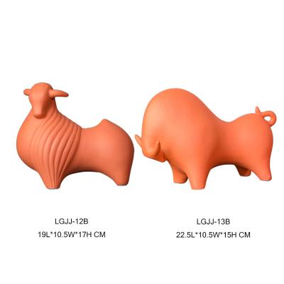 China Modern design ceramic orange Bull statue ornament home decoration crafts for home decor for sale