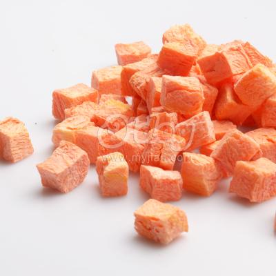 China Viable Natural Dog Snacks Freeze Dried Carrot Cube Vegan Dog Treats Private Label for sale