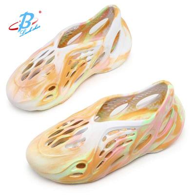 China Flat 2020 Newest Fashion Summer Soft Foam Sandals Runner Shoes Beach Slippers for sale