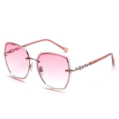 China Fashion Sunglasses Ladies New Shape Legs Cat Eye Polarized Paint Sunglasses Letter Mirror Trend Polygonal Polarized Sunglasses for sale