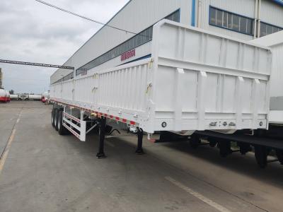 Chine Semi-remorque 20 pieds 40 pieds pour le transport de marchandises en vrac avec une base de roue de 1310 mm et une clôture latérale à vendre