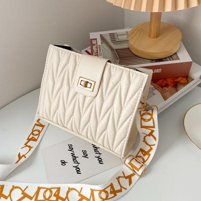 China PORTABLE Simple Lingge Handbag Women's Wide Shoulder Bag PORTABLE Autumn And Winter Small Square Bag for sale