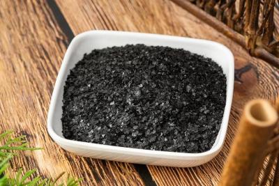 China Mineral Sourced 60-70% Shiny Flake Potassium Humate/100% Water Soluble Humic Acid Fertilizer for sale