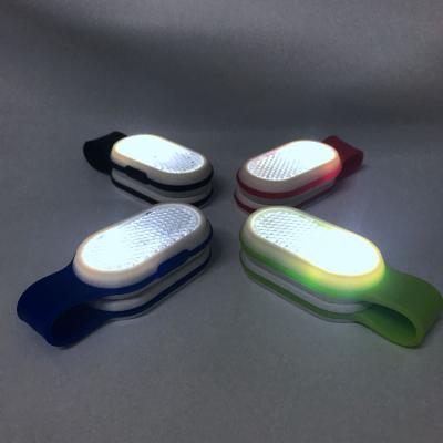 China Sports Stadiums OEM Factory Price New Outdoor Sport LED Bag Warning Light Safety LED Colorful Clip Light for sale