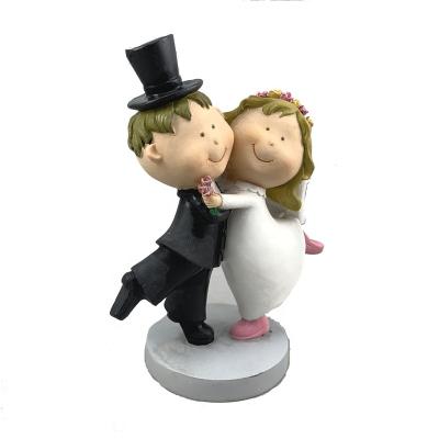 China 2020 Europe couples hot sale wedding resin opens resin love wholesale cake topper wedding topper for sale