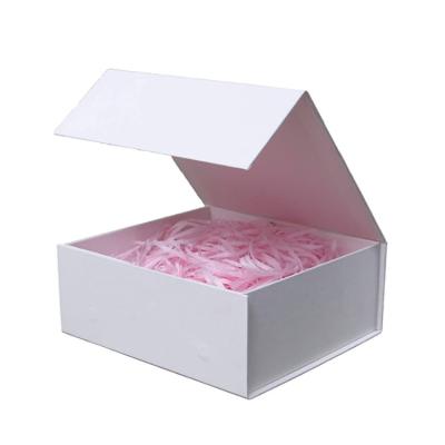 China Recyclable White Gift Box With Lid, Folding Bridesmaid Groomsmen Proposal Box With Magnetic for sale