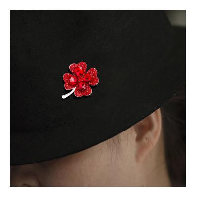 China Fashionable BROOCHES FOR WOMEN LATEST DESIGN LUXURY FOUR LEAF CLOVER ALLOY BROOCH LUXURY BROOCHES FOR WOMEN for sale