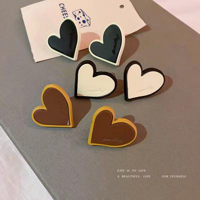 China 2022 HOT SALE FASHIONABLE HEART KOREAN ACRYLIC EARRINGS FOR LADIES 2022 SHAPE RETRO CUTE WILD LOVE EARRINGS for sale