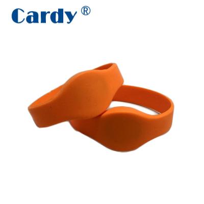 China Waterproof/ISO14443A HF 13.56MHz F08 RFID Waterproof Silicone Wristband NFC Smart Wristband For Water Park for sale