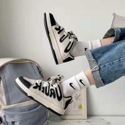 China Cushioning 2022 New Arrivals Couple Sneakers Mens Trend Versatile Casual Board Shoes Mens Handsome Canvas Shoes for sale