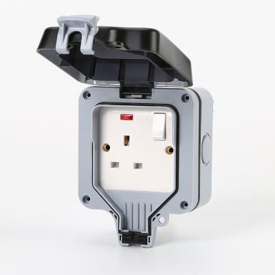 China Singer Waterproof Electrical Outdoor Wall Power Plug Garden UK 16A IP66 Socket for sale