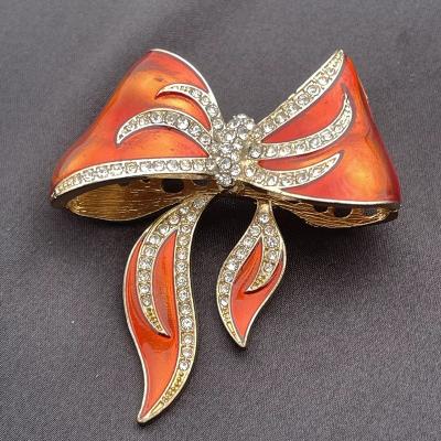 China Custom Made Brooches Korean Women ALLOY Factory Supply Bowknot Flag Brooches Fashion Lapel Pin Flower Brooch Qinsource Design for sale