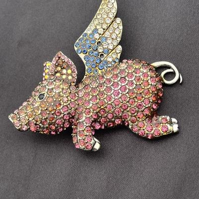 China Custom Alloy Qinsource Design European Style Metal Cloth Women Hog ​​Brooches Cat Brooches Pin Horse Animal Rhinestone Brooch for sale