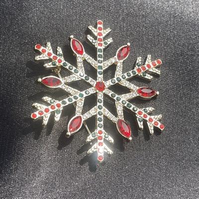 China ALLOY Qingdao Jewelry Fashion Mix Design Rhinestone Brooches Snowflake Elegant Custom Crystal Brooch Clothes Accessories for sale