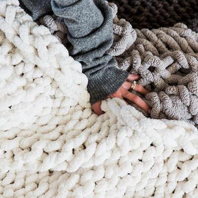 China Dropshipping Handmade Chenille Anti-Static Chunky Yarn Blanket, Polyesters Yarn Throw Bed Acrylic Giant Knitting Chunky End Covers For Sofa for sale