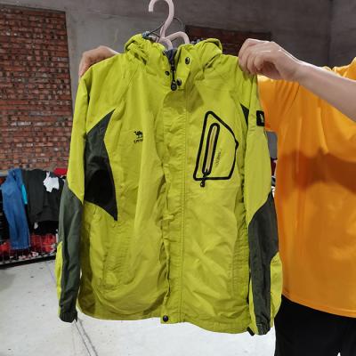 China Second-hand warm clothing various package low-price sale styles second-hand jacket thick autumn and winter clothes for sale