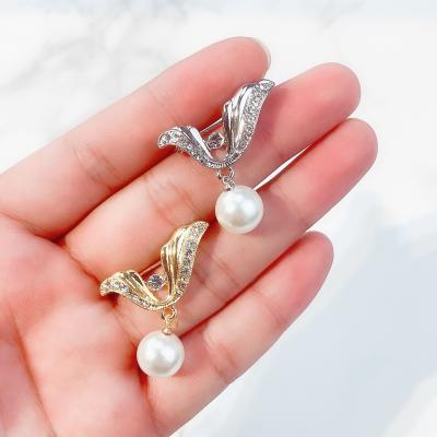 China Fashion Metal Chest Jewelry Elegant Trendy Rhinestone Brooches Gold Buckle Prevent Wardrobe Suit Pearl Corsage Multifunctional Jewelry for sale