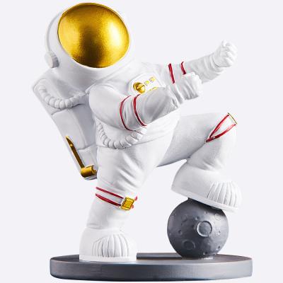 China Home Decor Art Crafts Resin Cake Wedding Decoration Wine Rack Europe And Supply Astronaut-Old New Arrival for sale