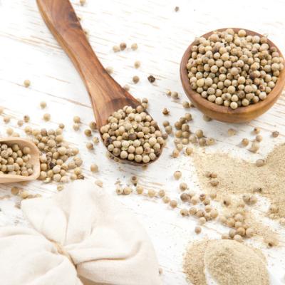 China Natural Wholesale Dry Bulk Whole White Pepper Dry Round Hainan Chinese White Peppercorns for sale