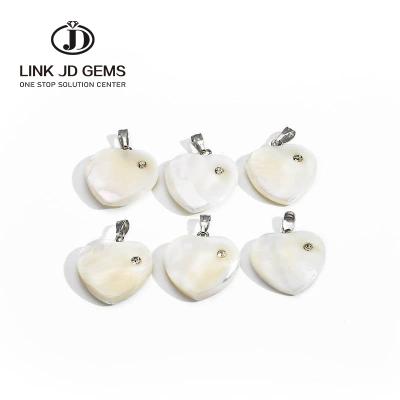 China Natural White Shell Heart Pendant Necklace Summer Jewelry Charm Mateiral 10pcs/bag Natural Wholesale Fashion Jewelry For Women for sale