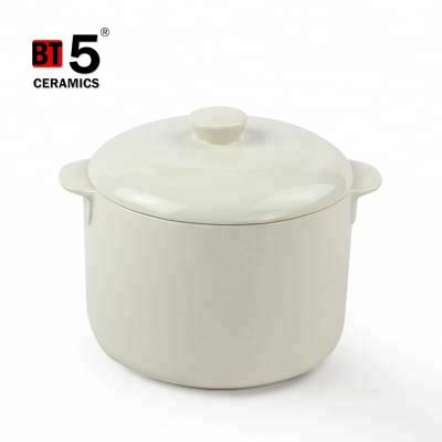 China Sustainable Double Handle White Casserole Ceramic Cookware With Lid for sale