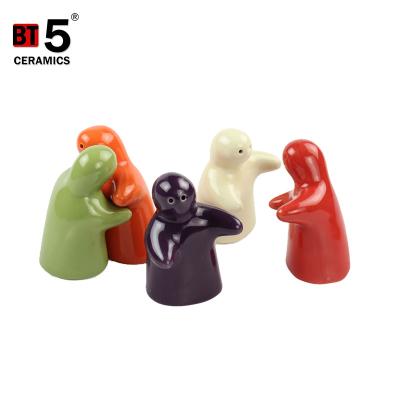 China Sustainable Wholesale Ceramic Kitchen Condiment Salt And Pepper Shakers for sale