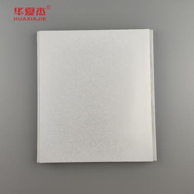 China Panel de pared de PVC más vendido Estampado en caliente Línea dorada Panel de PVC panel de techo duradero para decoración de sala de estar en venta