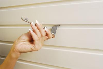 Chine Panneaux en plastique de panneau de mur de lamelle/en bois durables blancs de mur pour le garage à vendre