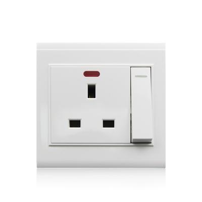 Cina 13A Switched Socket With CE ROHS Certification Neon Light Household Electric Power Wall 13A British Standard 3 Pin Switch Socket in vendita