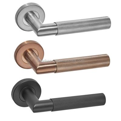 China Modern Solid Stainless Steel Lever Hardware Door Knurled Door Handle On Rose In Matt Black Round for sale