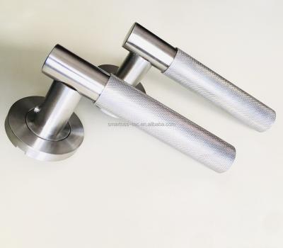 China Modern top quality SS sprung solid door knurled lever handle for internal and external use for sale