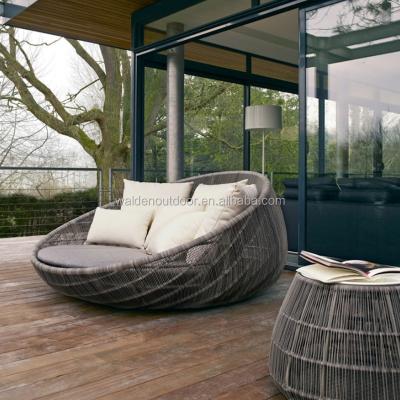 China Modern Outdoor Luxury Round Patio Rattan Daybed Furniture OEM&ODM Wicker Sun Bed Lounger Manufacturer for sale