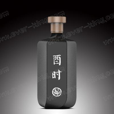 China Schroef Cork Custom Glass Bottle Embossing voor Wodka en Jenever Te koop