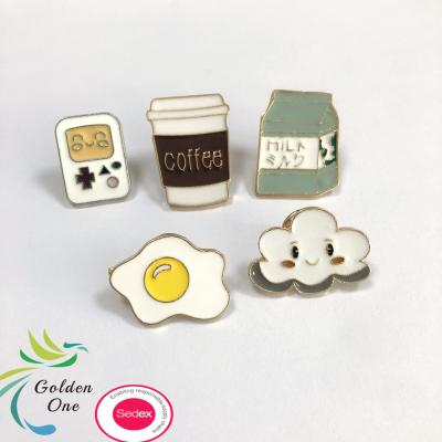 China Custom Trendy Logo Design Brooches Soft Enamel Lapel Pins Cute Word Book Milk Clouds Coffee Pin For Girl zu verkaufen